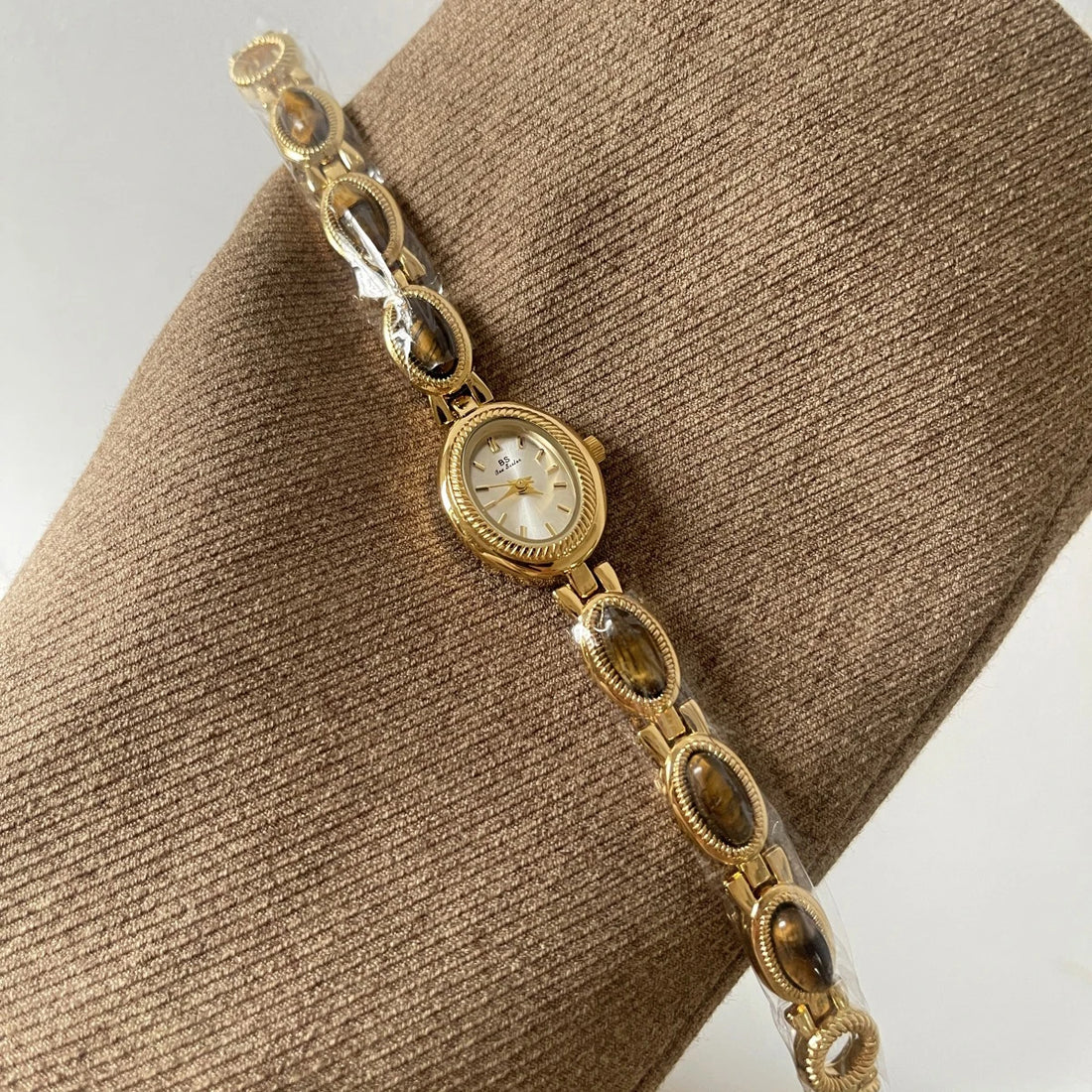 Gold Oval Watch – Metal Bracelet and Old Money Style