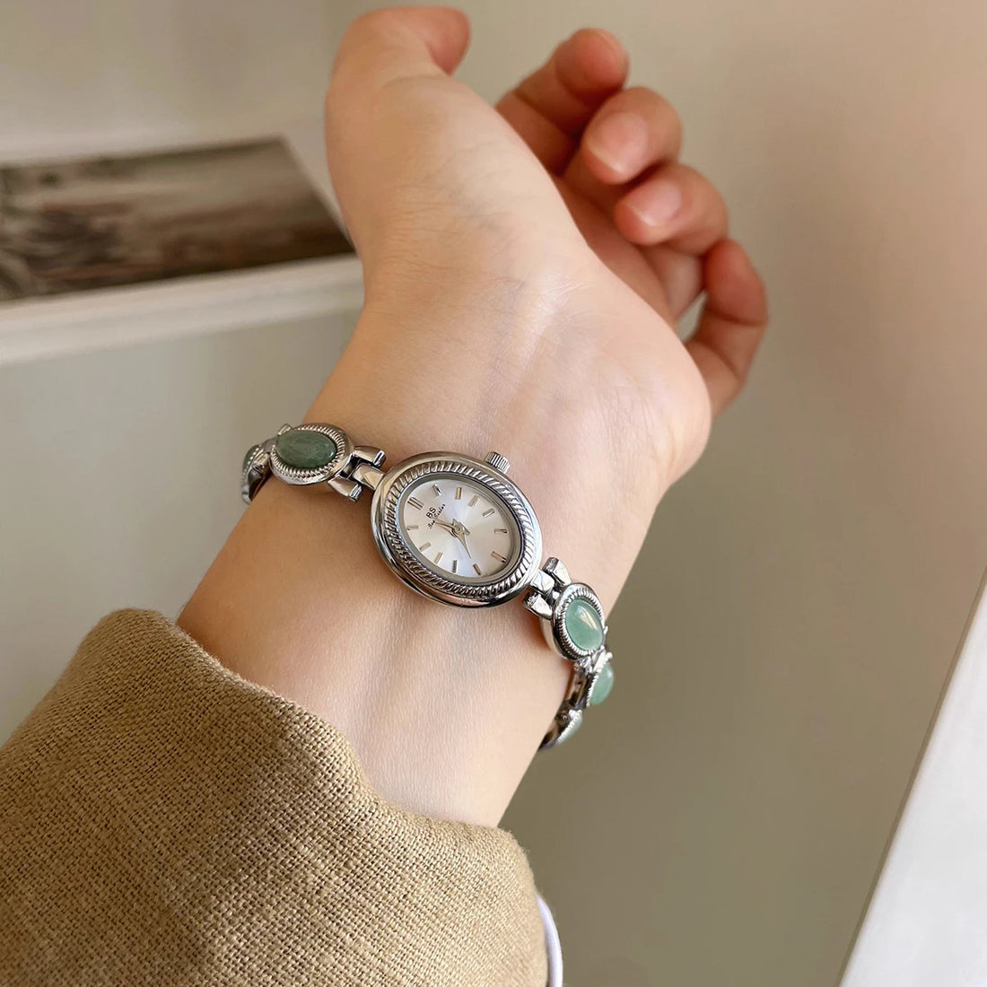 Gold Oval Watch – Metal Bracelet and Old Money Style